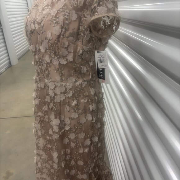 ✨ Xscape 14P Petite Nude 3D Floral Appliqué Evening Gown ✨ - Picture 3 of 8